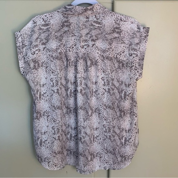 Loft Womens snake print short sleeve button up top Size small sleeveless blouse - Picture 8 of 11